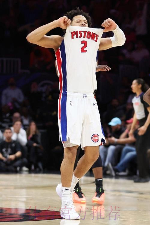 坎宁安上半场7中1，三分2中0得到8分1篮板7助攻1抢断1盖帽